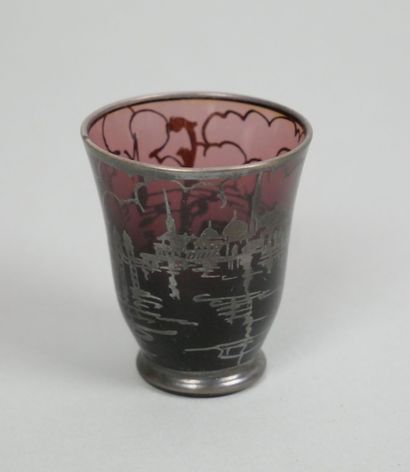 Suite de 6 verres à liqueur en verre teinté...