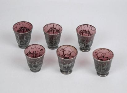 Suite de 6 verres à liqueur en verre teinté...