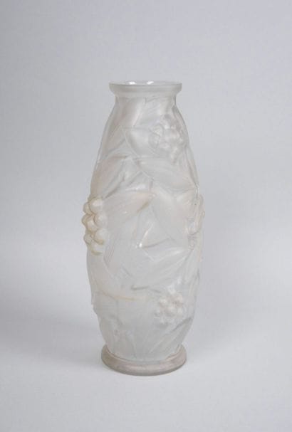 ESPAIVET 
Vase ovoïde en verre satiné pressé...