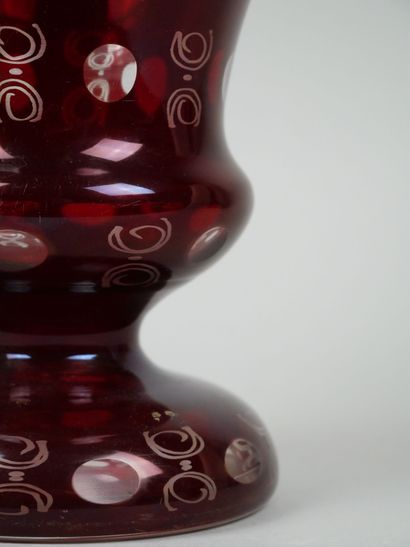Vase de forme Médicis en cristal rubis, à...