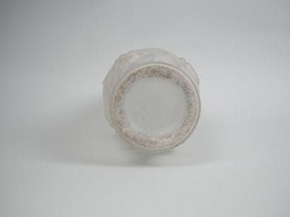 ESPAIVET 
Vase ovoïde en verre satiné pressé...