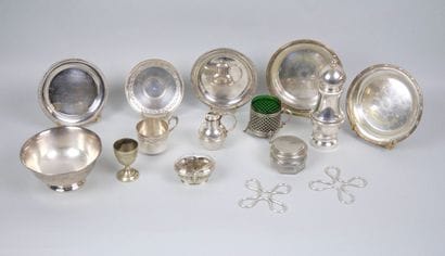 Ensemble de pièces en métal argenté comprenant...