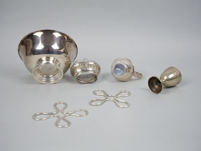 Ensemble de pièces en métal argenté comprenant...