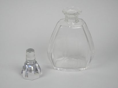 Carafe en cristal taillé, la panse piriforme...