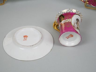 Réunion de pièces en porcelaine de paris...