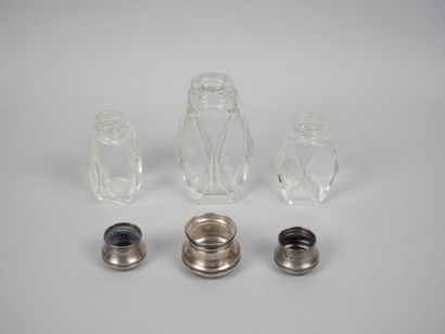 Réunion de saupoudreuses en verre incolore...