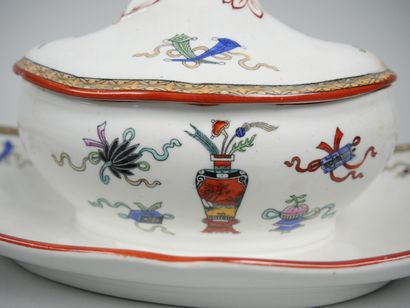 MINTON-CLOKIE ET MASTERMAN 
Saucière à plateau...