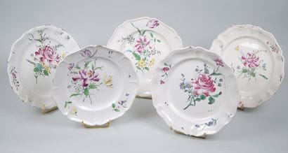 STRASBOURG
Suite de cinq assiettes à bords...