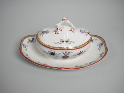 MINTON-CLOKIE ET MASTERMAN 
Saucière à plateau...