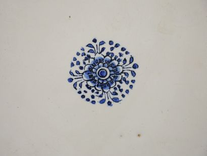STRASBOURG
Assiette ronde en faïence à décor...
