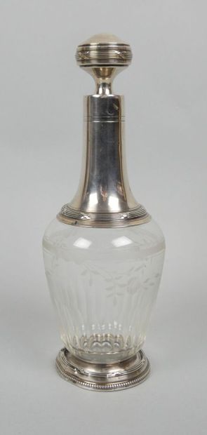 Carafe piriforme en verre gravé de motifs...