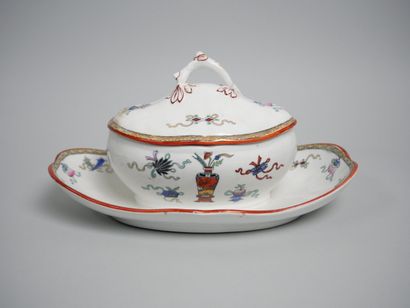 MINTON-CLOKIE ET MASTERMAN 
Saucière à plateau...