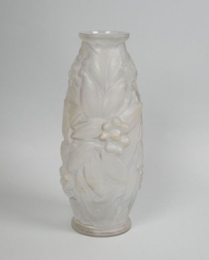 ESPAIVET 
Vase ovoïde en verre satiné pressé...