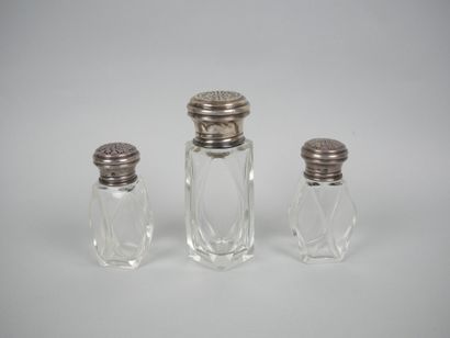 Réunion de saupoudreuses en verre incolore...