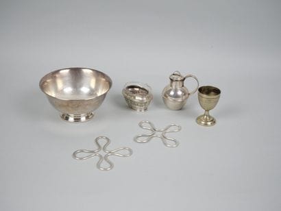 Ensemble de pièces en métal argenté comprenant...