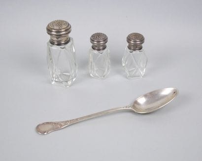 Réunion de saupoudreuses en verre incolore...