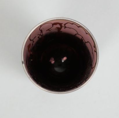 Suite de 6 verres à liqueur en verre teinté...
