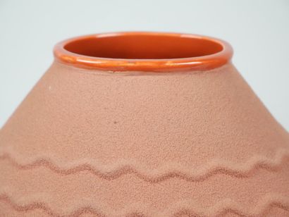 Réunion de deux vases en faïence terra cota...