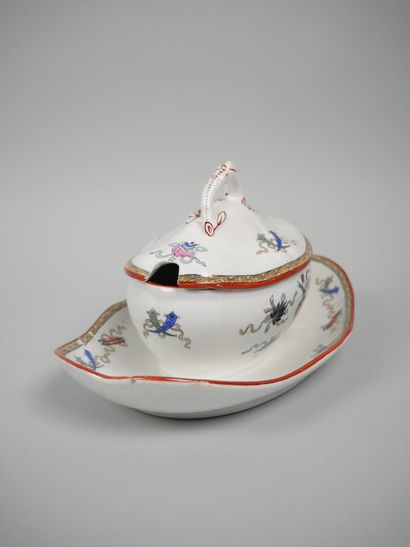 MINTON-CLOKIE ET MASTERMAN 
Saucière à plateau...