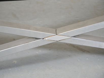 Table basse en métal chromé, piétement en...