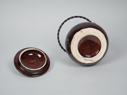 VALLAURIS
Petit pot couvert en céramique...