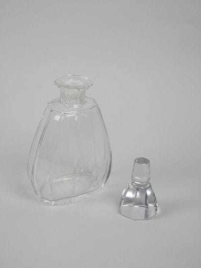 Carafe en cristal taillé, la panse piriforme...