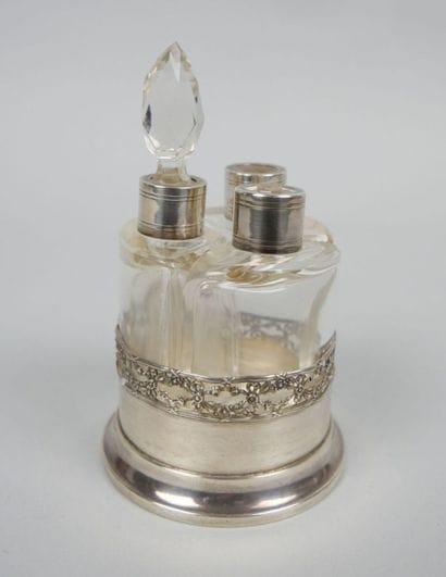 Carafe piriforme en verre gravé de motifs...