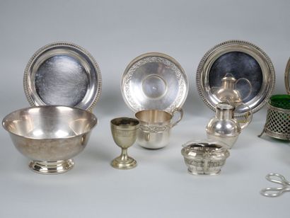 Ensemble de pièces en métal argenté comprenant...
