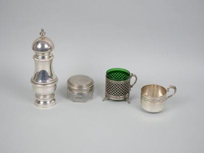 Ensemble de pièces en métal argenté comprenant...
