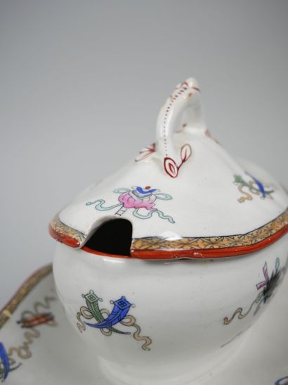 MINTON-CLOKIE ET MASTERMAN 
Saucière à plateau...