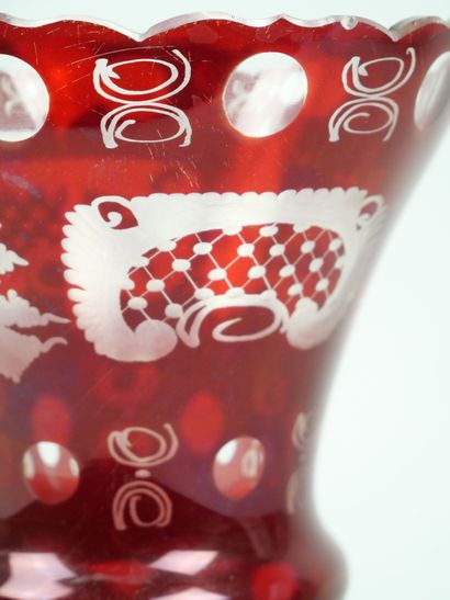Vase de forme Médicis en cristal rubis, à...