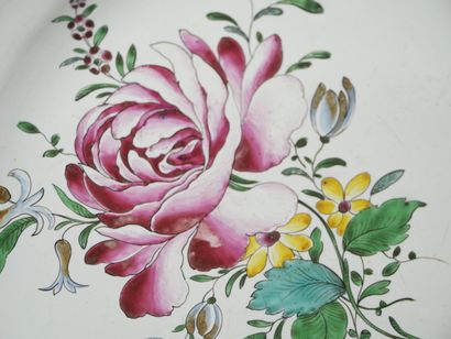 STRASBOURG
Suite de cinq assiettes à bords...