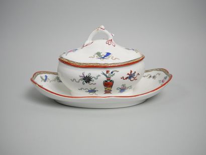 MINTON-CLOKIE ET MASTERMAN 
Saucière à plateau...