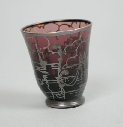 Suite de 6 verres à liqueur en verre teinté...