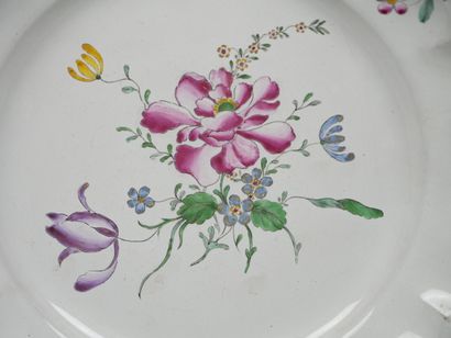 STRASBOURG
Suite de cinq assiettes à bords...