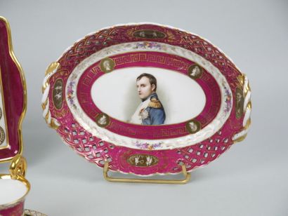 Réunion de pièces en porcelaine de paris...