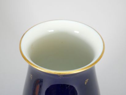 SEVRES
Porcelain vase with a Sèvres blue...