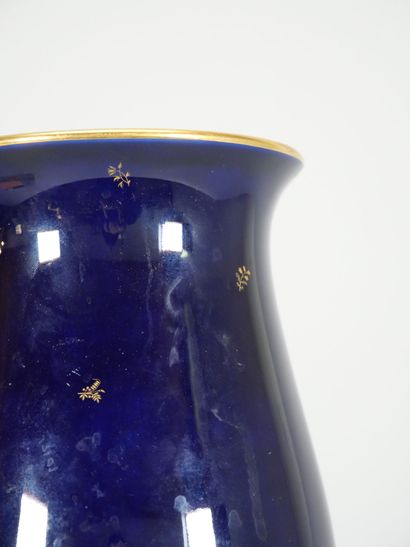 SEVRES
Porcelain vase with a Sèvres blue...