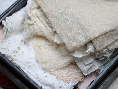 Important ensemble de linge ancien, napperons...