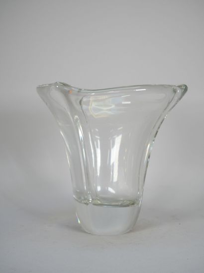 DAUM FRANCE
Molded crystal vase, the neck...