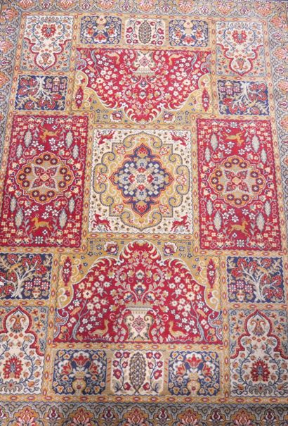 Tapis mécanique de style oriental à riche...