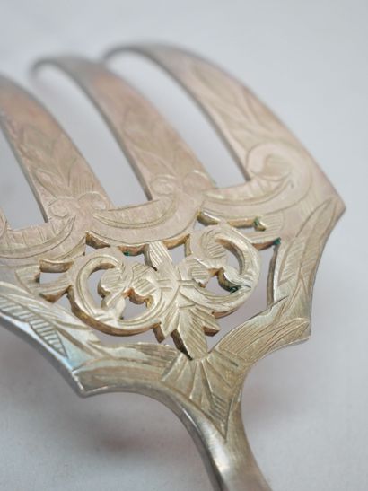 Openwork metal fish serving set with horn...