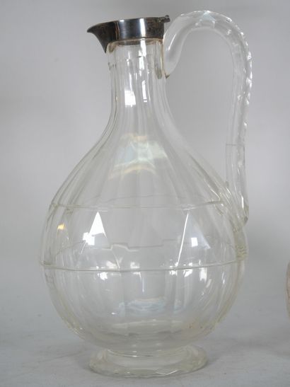 Reunion of a cut-crystal carafe, the swollen...