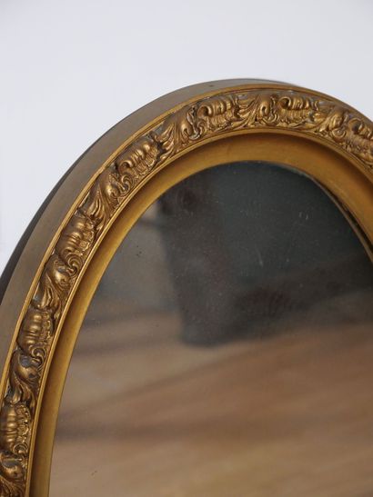 Miroir de forme ovale, l'encadrement en bois...