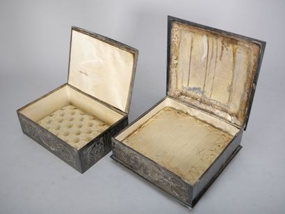 Réunion de 2 boîtes en métal argenté, l'une...