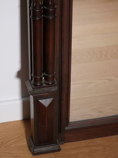 Miroir en chêne mouluré et sculpté, les montants...