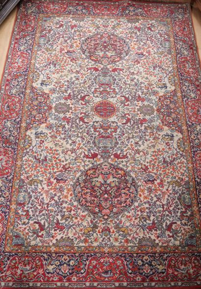Tapis mécanique en laine de style oriental,...