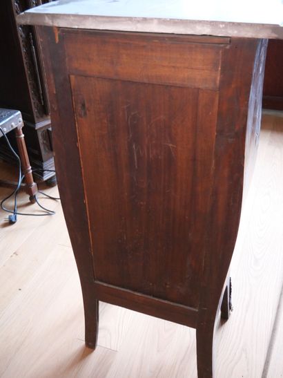Commode haute de forme chantournée en bois...