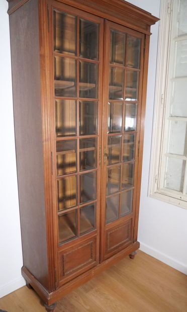 Vitrine bibliothèque en bois massif mouluré...