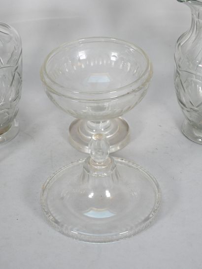 Reunion of 4 glass pieces, decorated with...